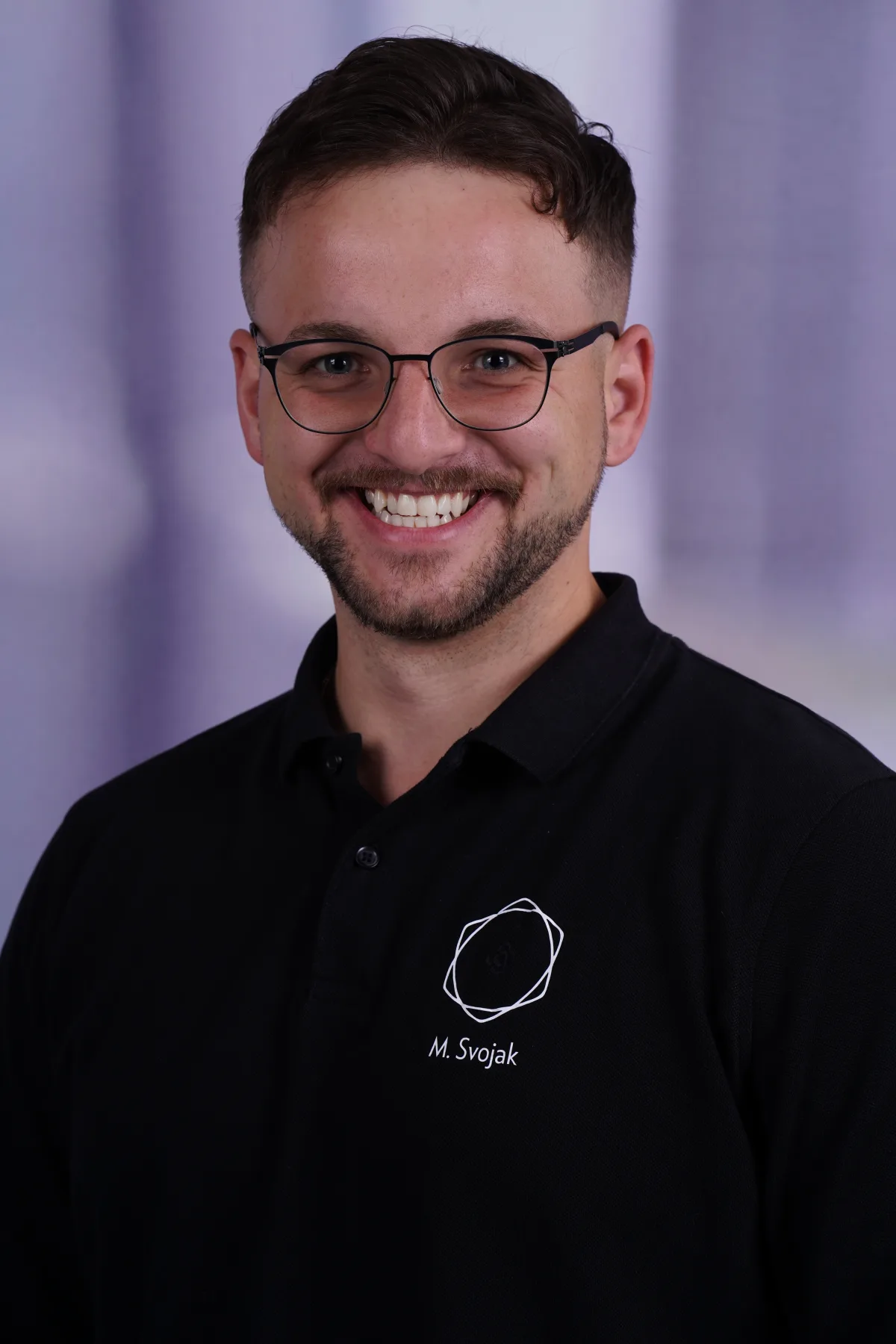 Gründer von LASER CLEAN im schwarzen Firmenpolo