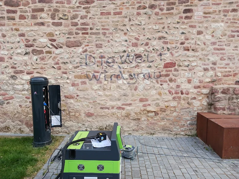Graffiti auf historischem Ziegelmauerwerk vor der Reinigung