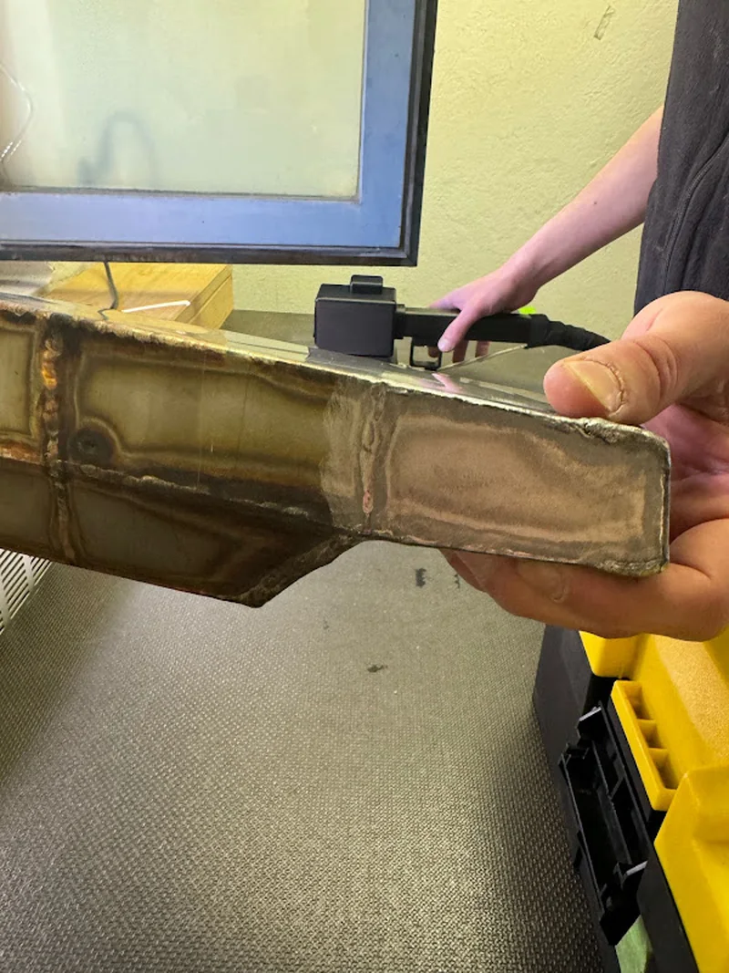 Metallbauteil mit klar erkennbarer gereinigter Bahn
