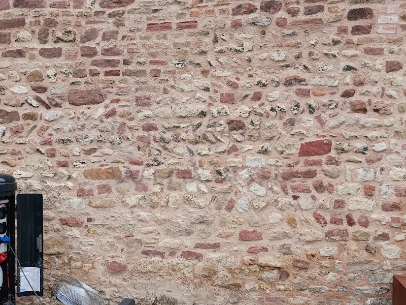 Historisches Ziegelmauerwerk nach der Entfernung des Graffitis