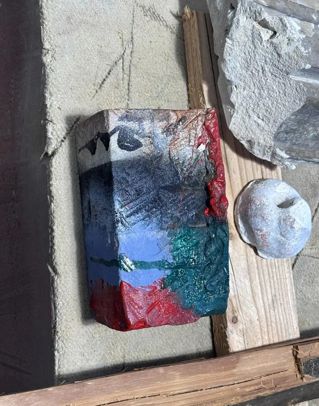 Sandsteinquader mit mehrfarbiger Sprühfarbe als Testfläche für die Graffitientfernung