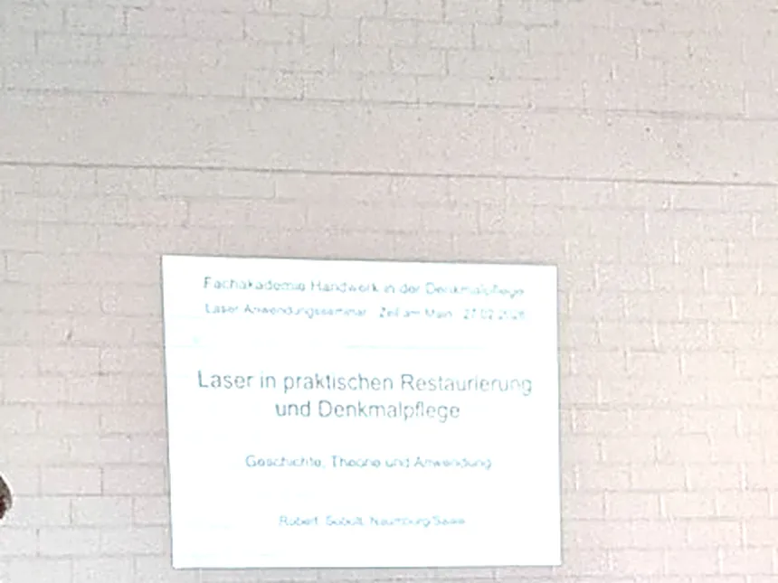 Projizierte Titelfolie: Laser in praktischer Restaurierung und Denkmalpflege, Laser-Anwendungsseminar der Fachakademie Handwerk in der Denkmalpflege, Zeil am Main, 27. Februar 2026
